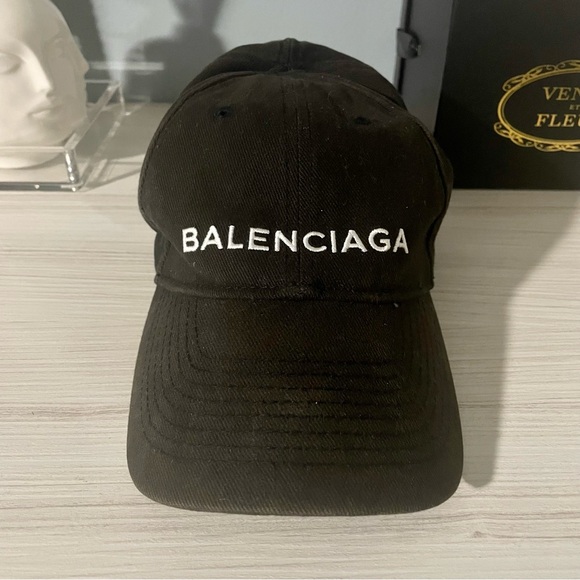 Balenciga hat - Picture 1 of 3
